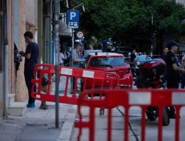 Συγκλονίζει αυτόπτης μάρτυρας του εγκλήματος στο Γουδή – «Την είδα να σέρνει το πτώμα της μητέρας της» (βίντεο)